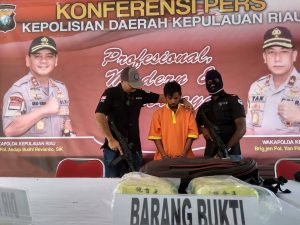 Tersangka HD Alias LS (33 tahun) Tengah, Bersama Barang Bukti Narkotika Jenis Sabu-Sabu 