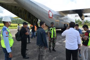 Proses bongkar muat logistik Pemilu untuk wilayah Maluku dengan pesawat Hercules dibawah pengawasan KPU Ambon, Bawaslu Provinsi Maluku, dan keamanan dari Pesonel Lanud Pattimura serta Polda Maluku di Appron Militer Lanud Pattimura