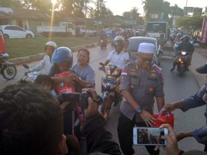 Irwasda Polda Kepri, Kombes Pol,Purwolelono, S.IK,MM, Saat Membagikan Takjil Kepada Pengendara Sepeda Motor