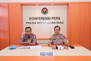 Kabid Propam Polda Kepri, Kombes Drs I Gede Mega Suparwitha,S.IK, didamping Kabid Humas Polda Kepri, Kombes Pol S.Erlangga dalam rilisnya kepada Wartawan di Mapolda Kepri