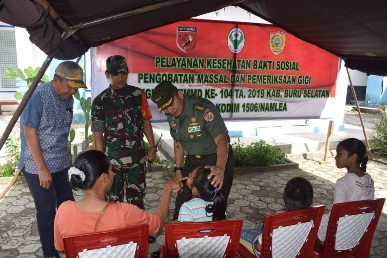Tim Mabes TNI Tinjau Kegiatan Baksos TMMD Ke-104 Di Buru Selatan