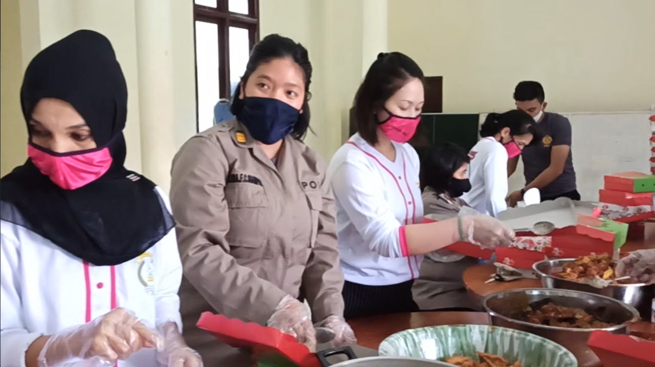 Sajian Dapur Umum Oleh Polres Seram Bagian Barat Untuk Masyarakat Saat Berbuka Puasa