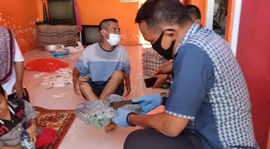 Kombes Pol Arie Dharmanto, Saat Menggenggam HP Rusak Yang Dijual Ason Sopian Untuk Biaya Makan Keluarganya