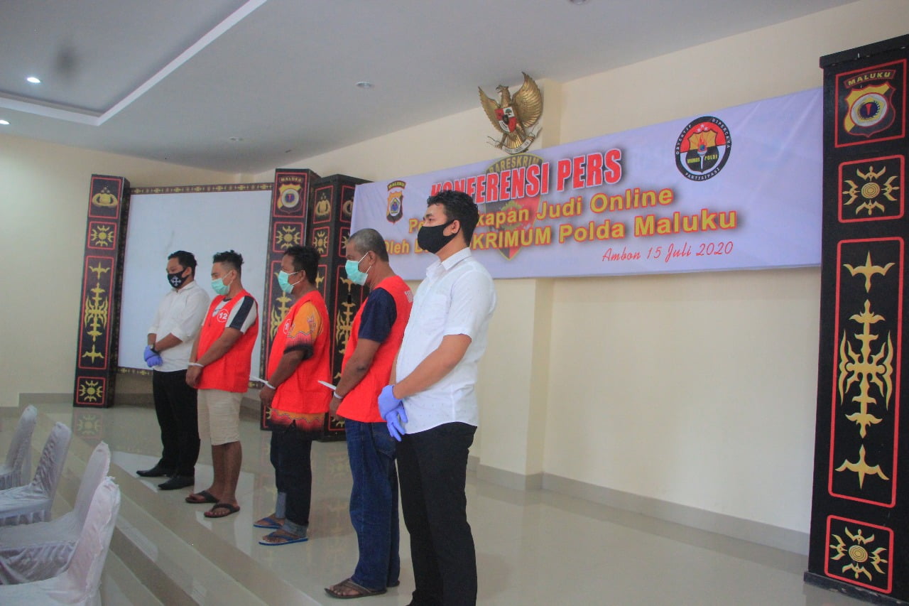 Tiga Tersangka Judi Togel Kenakan Rompi Orange