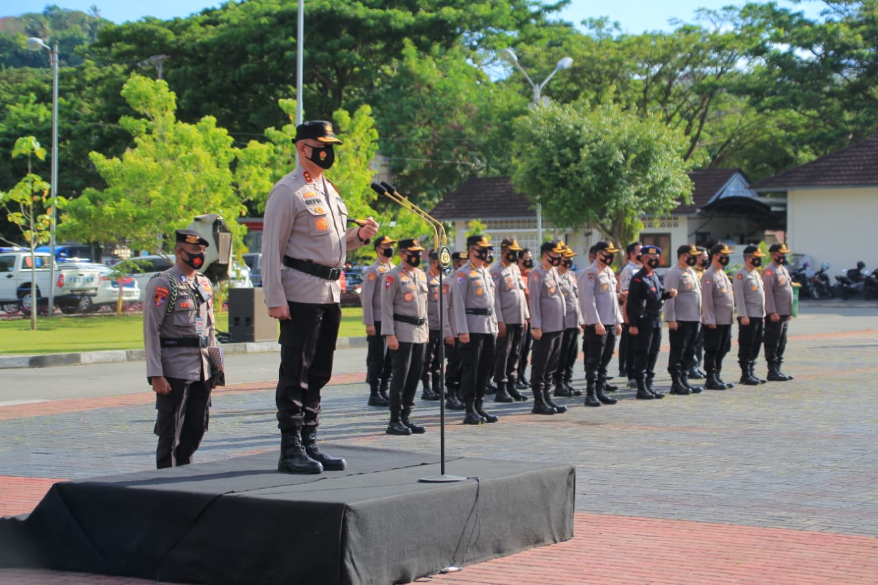 Kapolda Maluku, Irjen Pol Refdi Andri Saat Memimpin Upacara Pelepasan 775 Personil BKO Operasi Mantap Praja 2020